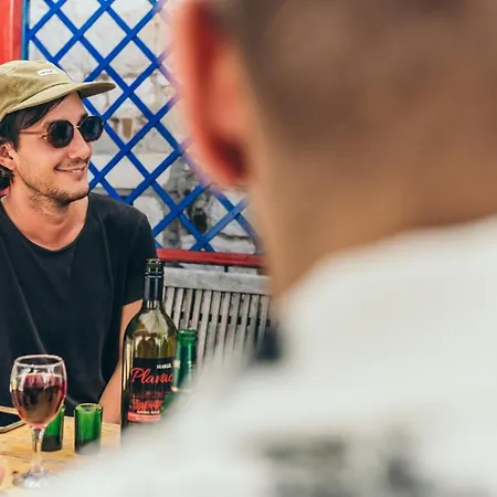 Albergue Booze & Snooze Social Split