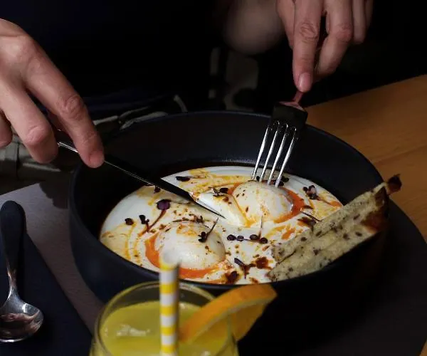 Hostel Booze & Snooze Social *