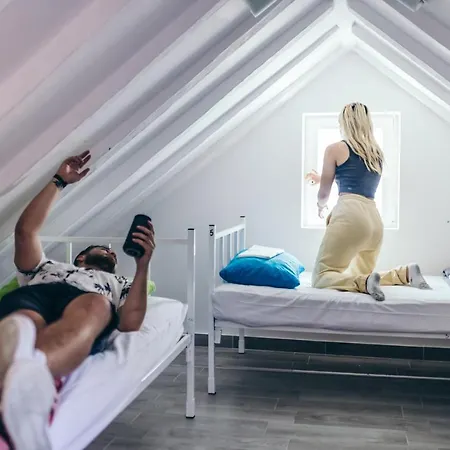 بيت شباب Booze & Snooze Social سبليت