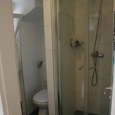 Hostel Booze & Snooze Social *