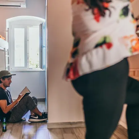 بيت شباب Booze & Snooze Social سبليت