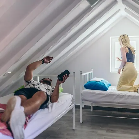 Booze & Snooze Social سبليت