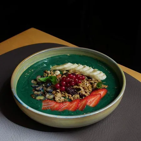 Booze & Snooze Social بيت شباب *