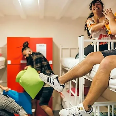 Booze & Snooze Social ホステル