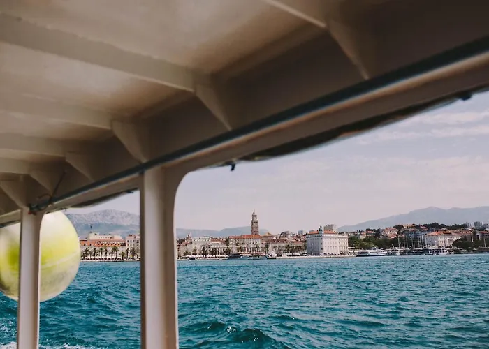 Hostel Booze & Snooze Social *