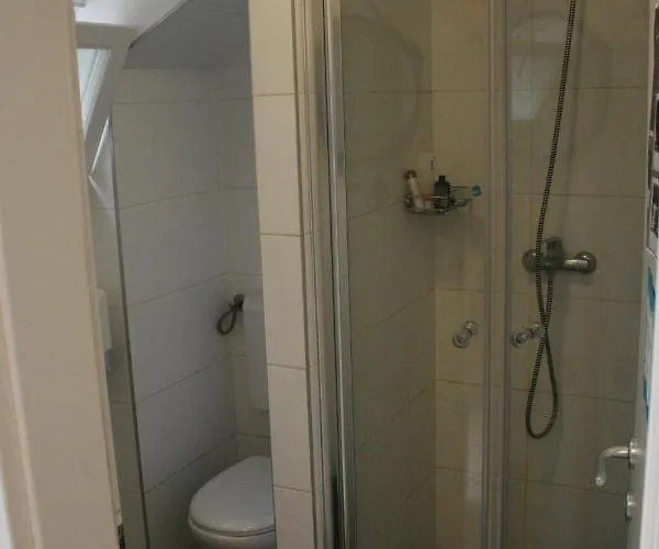 Hostel Booze & Snooze Social *