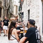 Booze&snooze Social * Split