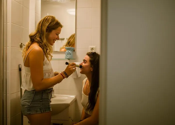 Hostel Booze & Snooze Social