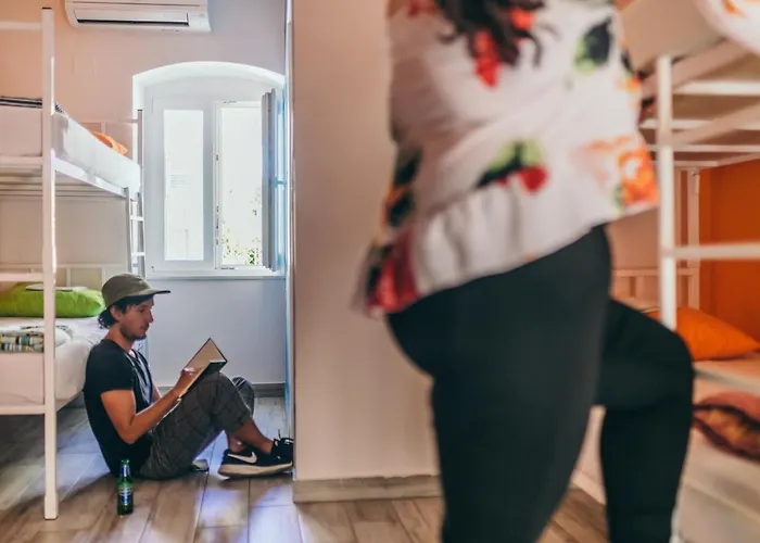 Hostel Booze & Snooze Social Split